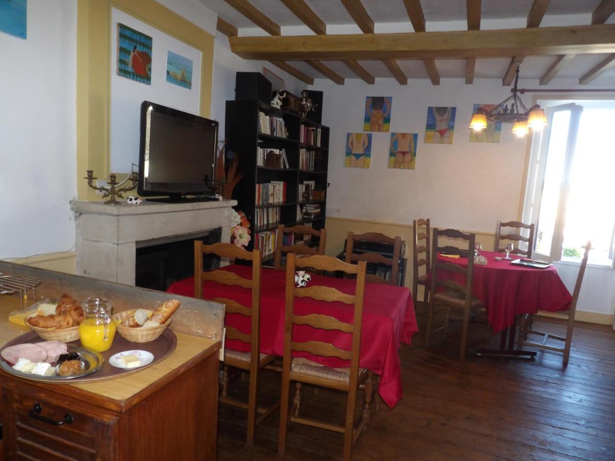 Chambres Et Tables D'Hotes A L'Auberge Touristique Meuvaines Exteriör bild