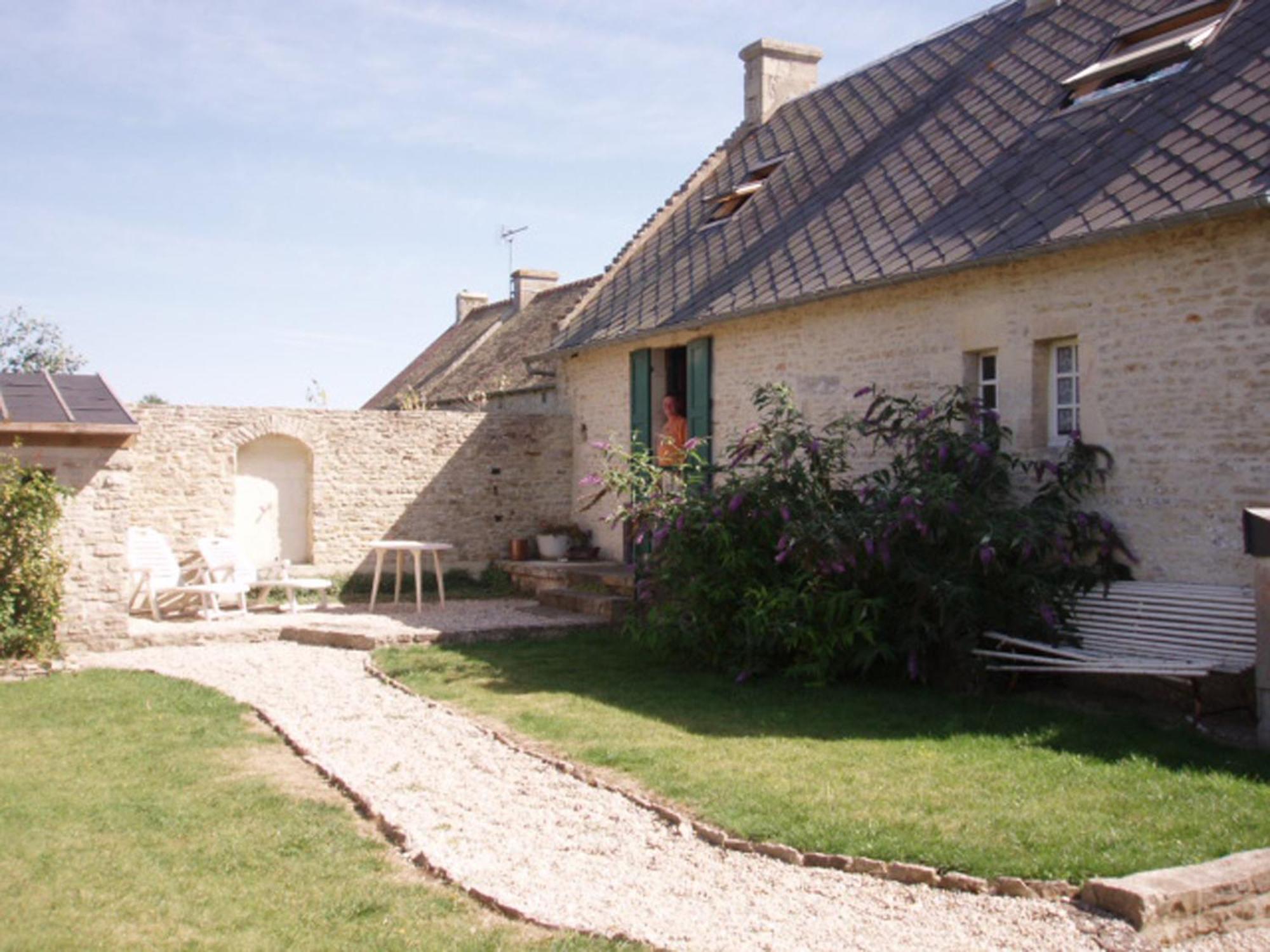 Chambres Et Tables D'Hotes A L'Auberge Touristique Meuvaines Exteriör bild