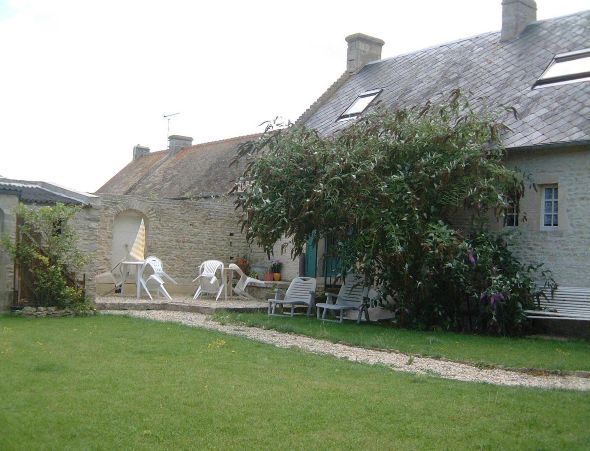 Chambres Et Tables D'Hotes A L'Auberge Touristique Meuvaines Exteriör bild